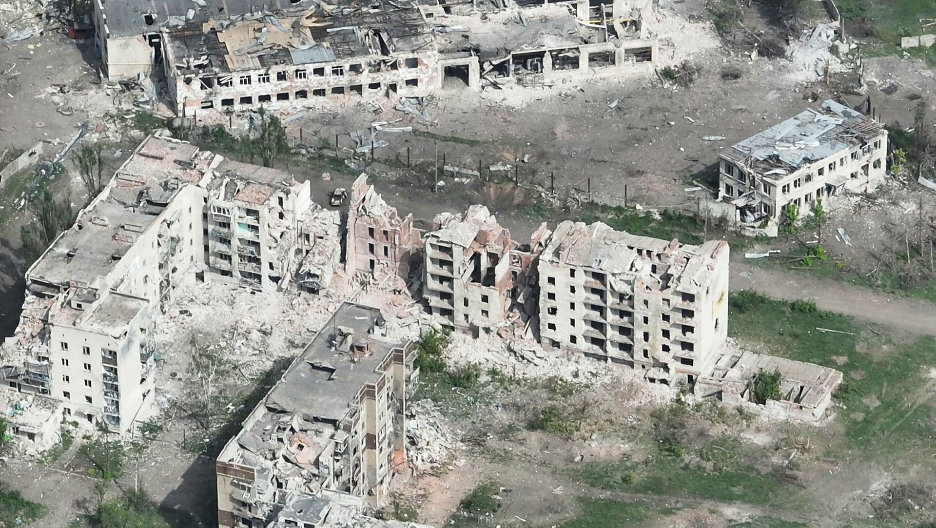 Drönarbilder: Strategiskt viktig stad totalförstörd